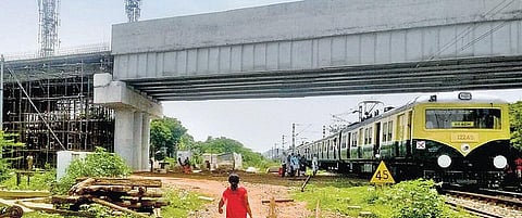 கூடுவாஞ்சேரியில் பொதுமக்கள் பெரிதும் பாதிப்பு: 5 ஆண்டுகளாக முடியாத ரயில்வே மேம்பால பணிகள்﻿- மழைக்காலத்துக்குள் முடிக்கப்படுமா?