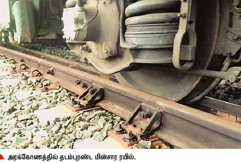 அரக்கோணத்தில் காலி மின்சார ரயில் தடம் புரண்டதால் விரைவு ரயில் சேவை பாதிப்பு