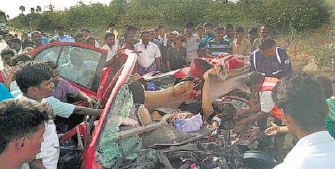 குளித்தலை அருகே கார் மீது லாரி மோதி 3 பெண்கள் பலி﻿