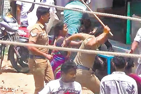 நடு ரோட்டில் குடும்பத்தைத் தாக்கிய﻿ 3 போலீஸாரை சஸ்பெண்ட் செய்ய வேண்டும்﻿: மறுக்கப்பட்டோர் நீதிக்கான அமைப்பு வலியுறுத்தல்﻿