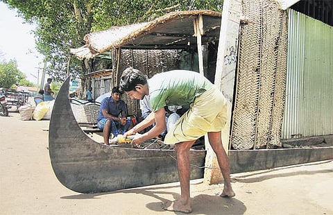 மதுரை அருகே தயாராகும் 18 அடி நீள அரிவாள்﻿: மாரநாடு கருப்பணசாமிக்கு மலேசிய தமிழர் நேர்த்திக் கடன்﻿