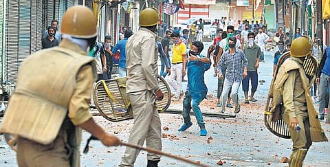 காஷ்மீரில் ஊரடங்கு உத்தரவு﻿: வன்முறையில் ஒருவர் பலி; 24 பேர் காயம்﻿