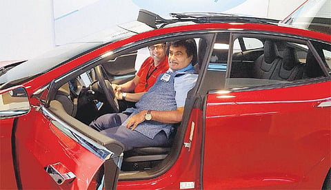 இந்தியாவில் ஆலை தொடங்க டெஸ்லாவுக்கு நிதின் கட்கரி அழைப்பு﻿