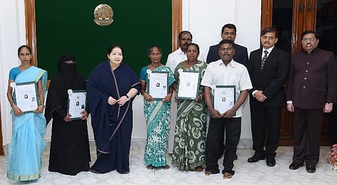 ஆர்.கே.நகர் தொகுதியில் 1,248 பேருக்கு ஓய்வூதிய ஆணைகளை ஜெயலலிதா வழங்கினார்