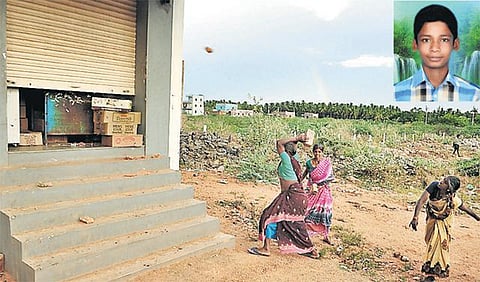 தேனி அருகே வாகன விபத்தில் மாணவர் பலியான சம்பவம்﻿: டாஸ்மாக் கடை மீது கல்வீச்சு, மறியல்﻿ - 20 பெண்கள் உட்பட 35 பேர் மீது வழக்கு﻿