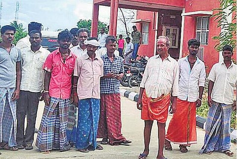 உடுமலை: போலீஸ் பேச்சுவார்த்தைக்குப் பிறகு தலித் மக்களுக்கு முடிதிருத்தம் செய்ய தீர்வு