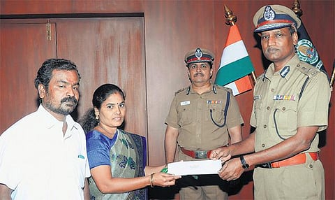 27 பவுன், செல்போன், பணத்துடன்﻿ மெரினாவில் கிடந்த நகைப் பையை பத்திரமாக ஒப்படைத்த பெண்﻿: காவல் ஆணையர் நேரில் அழைத்து பாராட்டு﻿