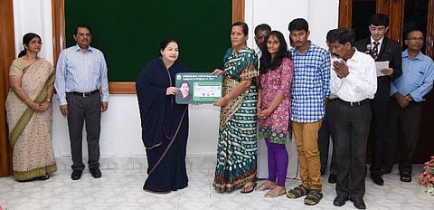 அரசு ஊழியர்களுக்கான புதிய மருத்துவக் காப்பீட்டு திட்டம்: ஜெயலலிதா தொடங்கி வைத்தார்