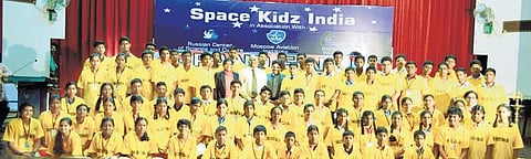 ஸ்பேஸ் கிட்ஸ் இந்தியா அமைப்பு சார்பில்﻿ ‘இந்திய இளம் விஞ்ஞானி 2016’ விருதுக்கான போட்டி﻿