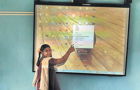 ‘தி இந்து’ வாசகர்கள் வழங்கிய பொருளுதவியால்﻿ தொடுதிரை மூலம் பாடம் கற்கும் அரசுப் பள்ளி மாணவ, மாணவிகள்﻿: ‘ஸ்மார்ட் கிளாஸ்’ வசதியால் உற்சாகம்