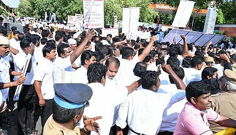 முற்றுகைப் போராட்டம் நடத்திய வழக்கறிஞர்கள் கைதாகி விடுதலை﻿: 5 அடுக்கு காவலால் வெறிச்சோடியது உயர் நீதிமன்றம்﻿﻿