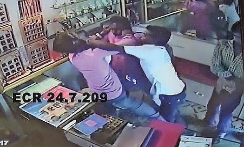 அடகுக் கடையில் புகுந்து தாக்குதல்: கேமராவில் பதிவான கொள்ளை கும்பல் உருவம்﻿