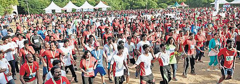 மாற்றுத்திறனாளிகளுக்கு நலத்திட்ட நிதி திரட்ட﻿ 5 ஆயிரம் பேர் பங்கேற்ற தொடர் ஓட்டம்: 10 கி.மீ. ஓடி அசத்திய 78 வயது பெண்மணி﻿