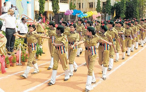 விளையாட்டுகளில் ஈடுபட்டாலும் மாணவர்கள்﻿﻿ படிப்பிலும் கவனம் செலுத்த வேண்டும்﻿: அரசு முதன்மைச் செயலர் டேவிதார் வேண்டுகோள்﻿