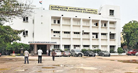 புதிய தலைவர் நியமனத்தில் இழுபறி: தமிழக காங்கிரஸ் கட்சிப் பணிகள் முடக்கம்﻿ - டெல்லியில் இளங்கோவன் முகாம்﻿