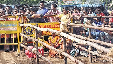 பலத்த மழையால் காட்டாறுகளில் வெள்ளம்﻿: சதுரகிரி மலைக்கு செல்ல அனுமதி மறுப்பு﻿ - 3 ஆயிரம் பக்தர்கள் திருப்பி அனுப்பப்பட்டனர்﻿