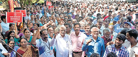 மத்திய அரசை கண்டித்து வங்கி ஊழியர்கள் வேலைநிறுத்தம்﻿: ரூ.20 ஆயிரம் கோடி பணப் பரிவர்த்தனை முடங்கியது﻿ - நாடு முழுவதும் 10 லட்சம் பேர் பங்கேற்றனர்﻿