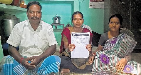 பல் மருத்துவம் படிக்க இடம் கிடைத்தும்﻿ கட்டணம் செலுத்த வழியின்றி தவிக்கும் ஏழை மாணவி: உதவி செய்ய அரசுக்கு வேண்டுகோள்﻿