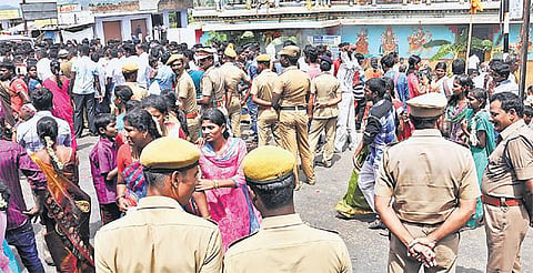 கிருஷ்ணகிரி அருகே﻿ கோயில் திருவிழாவில் மோதல்: போலீஸ் தடியடி ; 17 பேர் கைது﻿