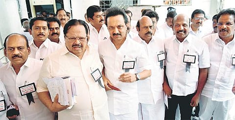 கருப்பு பேட்ஜ் அணிந்து﻿ பேரவைக்கு வந்த திமுகவினர்﻿