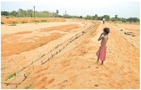 இந்தாண்டு 40 சதவீதம் கூடுதல் மழைக்கு வாய்ப்பு: கடலூரில் சீரமைப்பு பணிகள் முடியாததால் தொடரும் அவலம்﻿