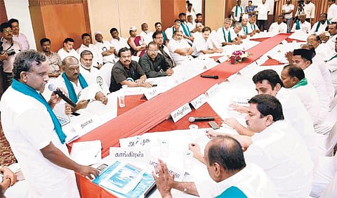 தமிழகத்தில் சம்பா சாகுபடிக்கு காவிரி நீரை பெற்றுத் தர வலியுறுத்தி﻿ 25-ம் தேதி முழு அடைப்பு போராட்டம்﻿﻿: அனைத்துக் கட்சி கூட்டத்தில் முடிவு﻿