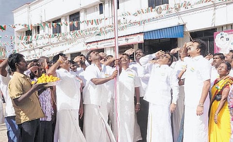 சுதந்திர தின விழா﻿: அரசியல் கட்சிகள் கொண்டாட்டம்﻿