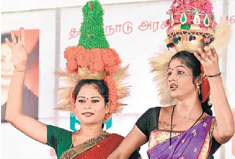 கலை பண்பாட்டு துறையில் போதிய அதிகாரிகள் இல்லாததால் பணிகள் தாமதம்﻿: வாய்ப்பின்றி வறுமையில் வாடும் நாட்டுப்புறக் கலைஞர்கள்﻿