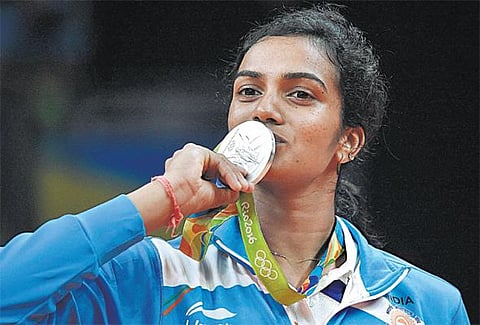 ரியோ ஒலிம்பிக் பாட்மிண்டனில் வெள்ளி பதக்கம் வென்று இந்தியாவுக்கு பெருமை சேர்த்த சிந்து