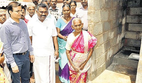 கிராம சுகாதார தூதரான 80 வயது மூதாட்டி﻿: ஆட்சியரின் கோரிக்கையை ஏற்றார்