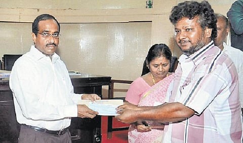 தி இந்து செய்தி எதிரொலி﻿: குண்டு எறிதல் வீராங்கனைக்கு ஆட்சியர் உதவி﻿