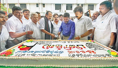 மக்கள் நலக் கூட்டணி தலைவர்கள் விஜயகாந்துக்கு பிறந்த நாள் வாழ்த்து﻿: கூட்டணியில் தேமுதிக நீடிக்குமா?
