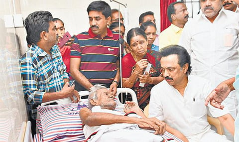 மதுரை மருத்துவமனையில் அனுமதிக்கப்பட்டுள்ள﻿ திமுக பேச்சாளர் தீப்பொறி ஆறுமுகத்துக்கு ஸ்டாலின் நிதியுதவி﻿