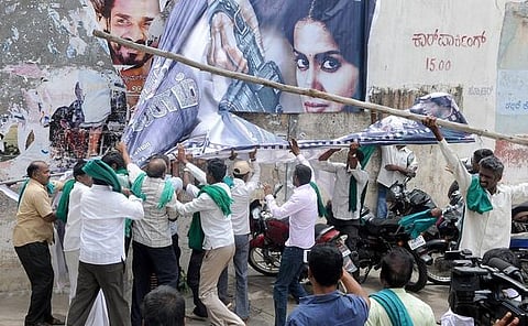 மைசூருவில் தமிழ் திரைப்பட போஸ்டரை எரித்து விவசாயிகள் ஆர்பாட்டம்
