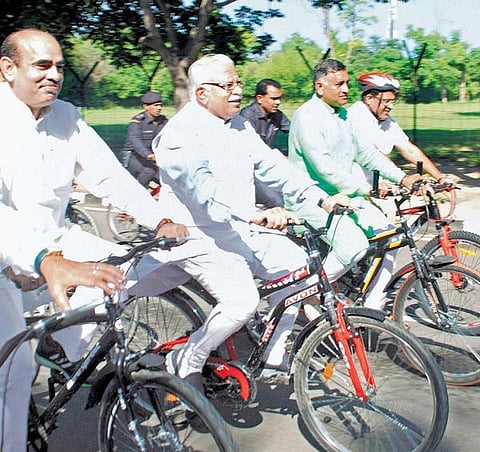சுற்றுச்சூழலை பாதிக்காத போக்குவரத்து: ஹரியாணா முதல்வர் கத்தார், எம்எல்ஏ.க்கள் சட்டப்பேரவைக்கு சைக்கிளில் வருகை