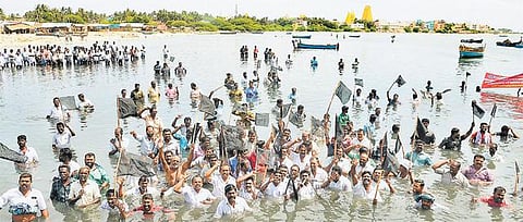 கடலில் இறங்கி மீனவர்கள் ஆர்ப்பாட்டம்﻿