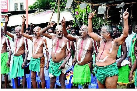 சுற்றுச்சூழல் அமைச்சரை கண்டித்து போலீஸாருடன் வாக்குவாதம்; தள்ளுமுள்ளு