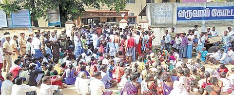 அரசு ஒதுக்கிய நிலத்தில் வீடு கட்ட அனுமதி கோரி﻿ ஆந்திராவில் குடியேற சென்ற மீனவர்கள்﻿: பொன்னேரி பகுதியில் பரபரப்பு﻿