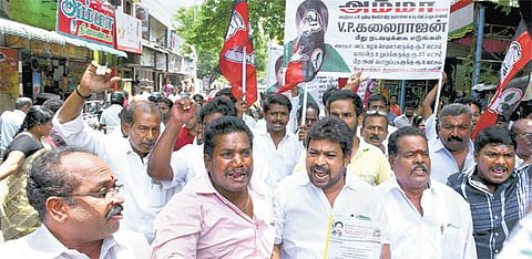 மாற்றப்பட்ட அதிமுக நிர்வாகிகளை மீண்டும் நியமிக்க கோரி தலைமை அலுவலகம் முற்றுகை