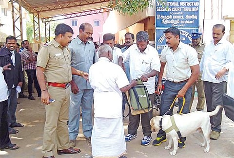 வெடிகுண்டு மிரட்டல் கடிதத்தால்﻿ பொன்னேரி நீதிமன்றங்களில் 2-வது நாளாக தீவிர சோதனை﻿: மிரட்டல் விடுத்த மர்மநபருக்கு வலை﻿