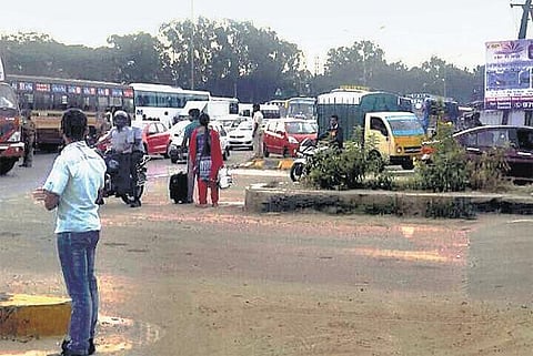 கர்நாடகாவில் போராட்டம் எதிரொலி: தமிழக பேருந்துகள் ஓசூர் எல்லையில் நிறுத்தம்﻿