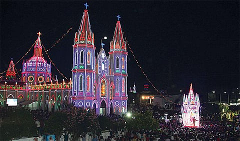 பல்லாயிரக்கணக்கான பக்தர்கள் மத்தியில்﻿ வேளாங்கண்ணியில் பெரிய தேர் பவனி﻿: இன்று புனித ஆரோக்கிய மாதாவின் பிறந்த நாள் விழா﻿