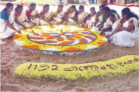 தமிழகத்தில் மலையாள மக்கள் வசிக்கும் பகுதிகளில்﻿ களைகட்டும் ஓணம் பண்டிகை﻿: அத்தப்பூ கோலமிட்டு பெண்கள், சிறுமியர் உற்சாகம்﻿