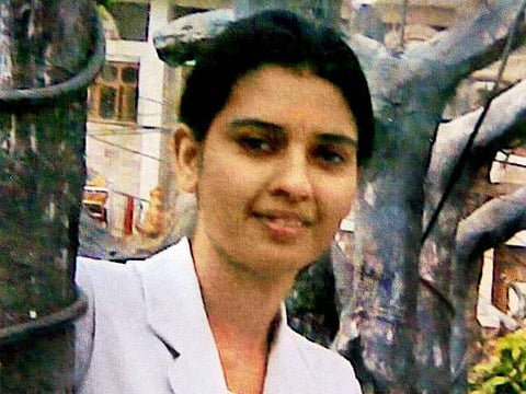 ஆசிட் வீச்சில் பெண் பலியான வழக்கு﻿: இளைஞருக்கு மரண தண்டனை- மும்பை நீதிமன்றம் உத்தரவு﻿
