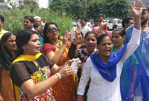 டெல்லி, பஞ்சாப் ரயில் நிலையங்களில்﻿ கேஜ்ரிவாலிடம் வளையலை காட்டி பாஜக, காங்கிரஸார் ஆர்ப்பாட்டம்﻿