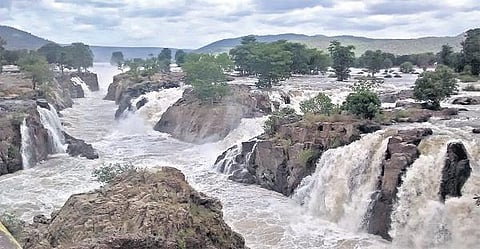 ஒகேனக்கல்லில் விநாடிக்கு 15 ஆயிரம் கனஅடி நீர்வரத்து﻿