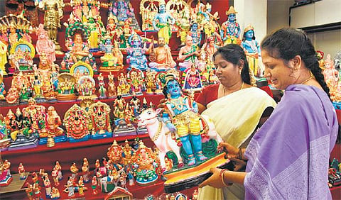 அண்ணா சாலை பூம்புகார் விற்பனை நிலையத்தில்﻿ கொலு பொம்மைகள் கண்காட்சி விற்பனை தொடங்கியது﻿: 10 சதவீதம் தள்ளுபடி﻿