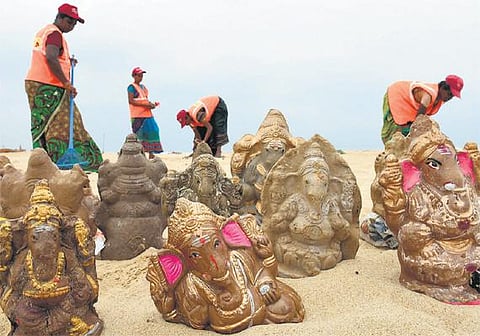 விநாயகர் சிலை கரைப்பின்போது கடற்கரையில் உருவான 120 டன் குப்பைகள் அகற்றம்: சென்னை மாநகராட்சி நடவடிக்கை