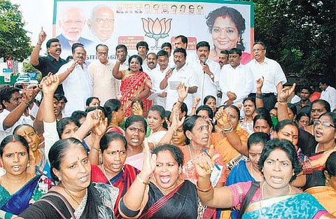 தமிழ்நாடு - கர்நாடகா இடையே﻿ சுமுகமான நிலையை ஏற்படுத்த ரஜினிகாந்த் முயற்சிக்க வேண்டும்﻿: தமிழிசை சவுந்தரராஜன் வேண்டுகோள்﻿