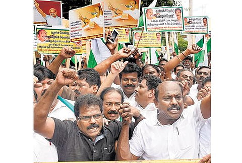 மறியல் போராட்டத்தில் ஈடுபட்ட﻿ பி.ஆர்.பாண்டியன், விக்கிரமராஜா கைது﻿
